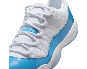 Air Jordan 11 Retro Low University Blue Seitenansicht — Lackeder Schaft blau university