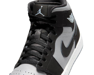 Air Jordan 1 Mid Black Seitenansicht — schwarzes Leder Triple Black Schaft