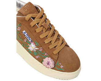 Autry Dallas Low W Floral vista laterale — pelle crema motivo floreale Autry Dallas