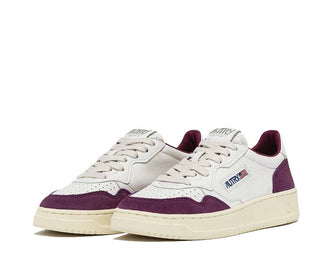Autry Medalist Low W Goat Suede White Scarlet vista laterale — pelle e scamosciato