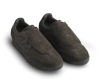 Karhu Mestari Slip-On Chocolate vista laterale — mesh cioccolato senza lacci