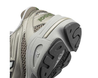 New Balance 1000 Arid Stone/Light Silver/Dark Alpine Green vista laterale — tomaia strutturata in pelle e scamosciato
