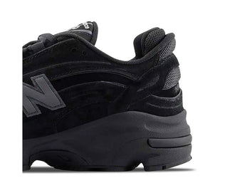 New Balance 1000 Black vue latérale — silhouette robuste trail-inspired