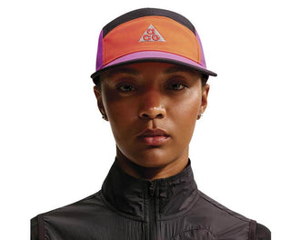 Nike ACG Fly Cap IH8673-819 — cappellino tecnico unisex arancione outdoor trail