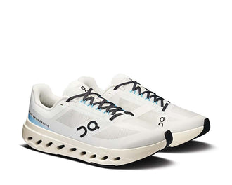 On Cloudsurfer Next Ivory vista lateral — parte superior flexible zapatilla running hombre