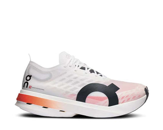 On Cloudboom Strike White/Black — Racing Carbon Wettkampf Herren-Laufschuh