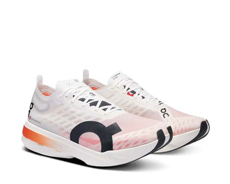 On Cloudboom Strike White/Black Seitenansicht — Racing Carbon Profil