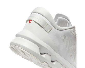 On Cloudzone W White profilo — vista laterale sneaker CloudTec bianca donna