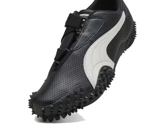 Puma Mostro Perf Black Seitenansicht — Mostro Perforierungen