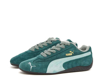 Puma Speedcat NeverWorn V Dark Myrtle Seitenansicht — dunkelgrünes Wildleder