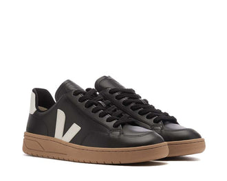 Veja V-12 Leather White Cosmos vista laterale — pelle liscia bianca certificata OWL