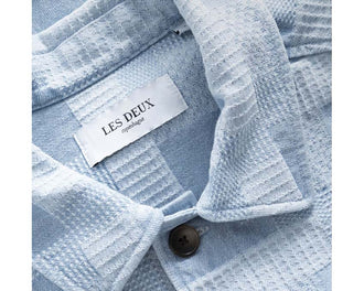 Les Deux Layton Denim Jacquard Overshirt vista laterale — denim jacquard testurizzato