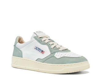 Autry Medalist Low Goat White vista laterale — pelle bianca militare Medalist donna