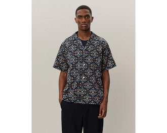 Les Deux Hendrix AOP SS Shirt Dark Navy vista laterale — motivo AOP retro