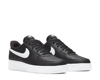 Nike Air Force 1 '07 Black vue latérale — tige cuir pleine fleur noir