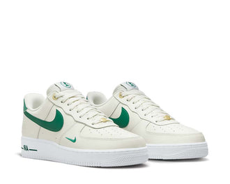 Nike Air Force 1 '07 LV8 Sail Malachite vue latérale — cuir premium vert or