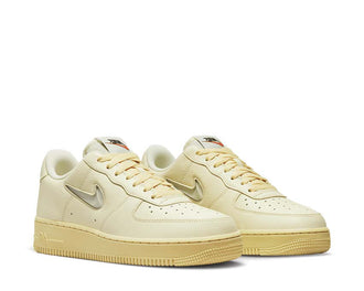 Nike Air Force 1 '07 LX Coconut Milk — vue latérale cuir premium ivoire