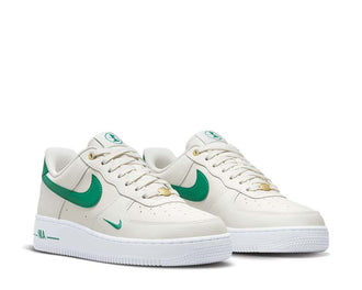 Nike Air Force 1 '07 SE W Malachite — vue latérale cuir détails dorés