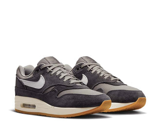 Nike Air Max 1 PRM Soft Grey Neutral Grey vista lateral — cuero y ante