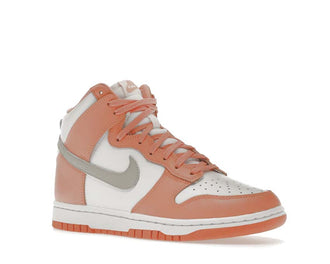 Nike Dunk High W Crimson Tint vue latérale — cuir et daim high-top